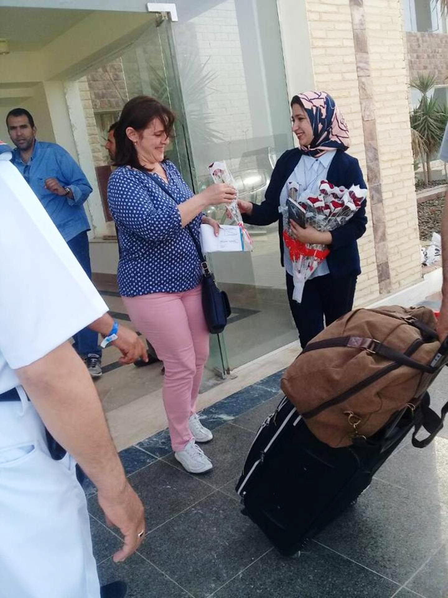  استقبال السياح بالورود في مطار العلمين