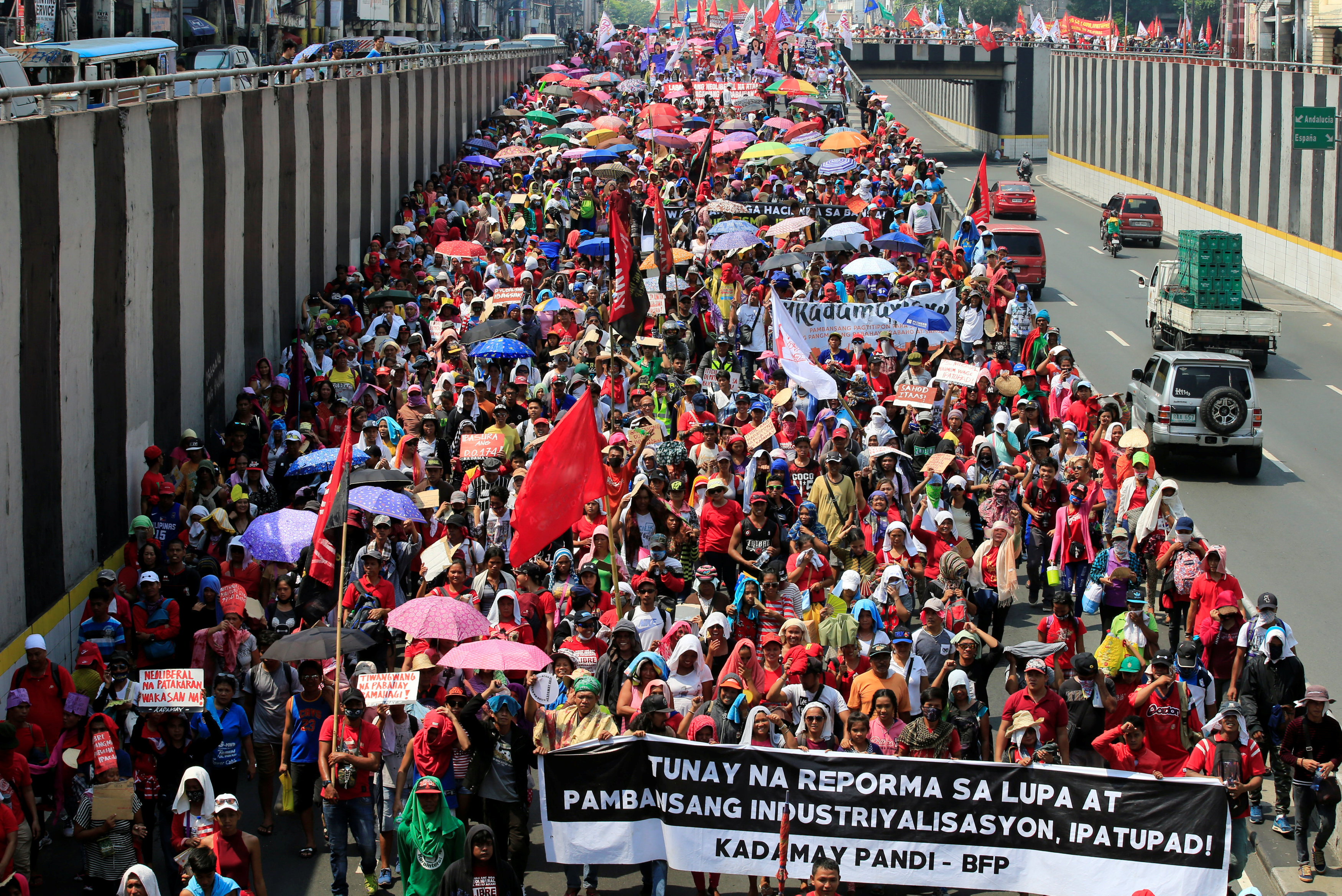 مسيرة للاحتفال بعيد العمال فى الفلبين