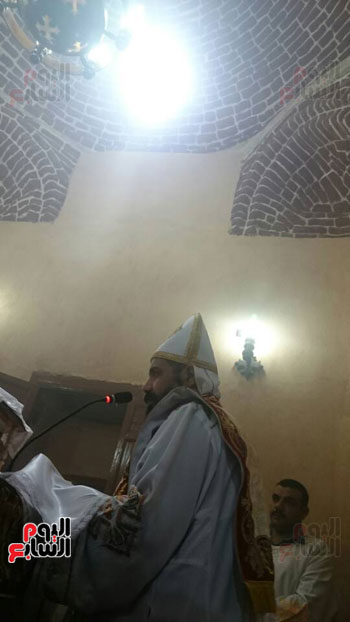 شعاع الشمس على جدران الكنيسة أثناء إقامة القداس