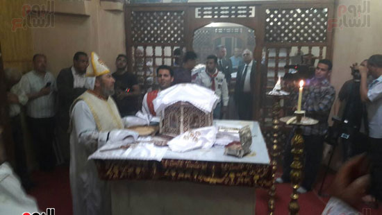 المواطنون يشاهدون إقامة القداس