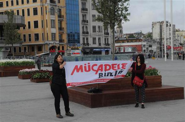 فتاتين تم اعتقالهما على دي الشرطة التركية