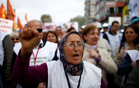 سيدة فى مسيرة احتجاجية باسطنبول