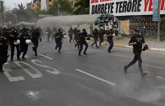 الشرطة تواجه متظاهرين باسطنبول