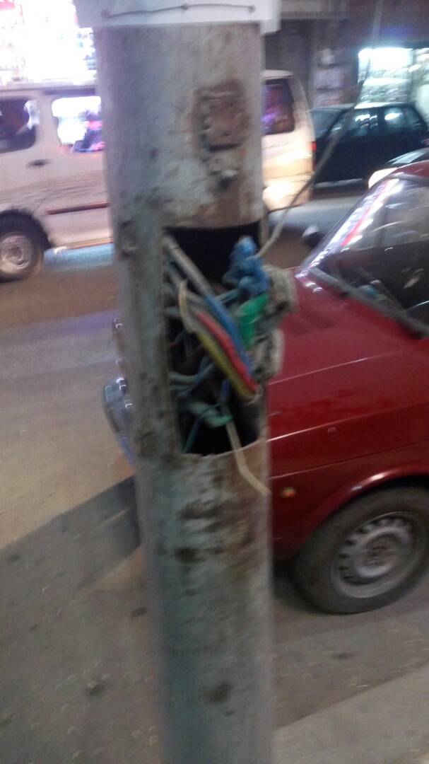 أعمدة إنارة مكشوفة أعمدة إنارة مكشوفة