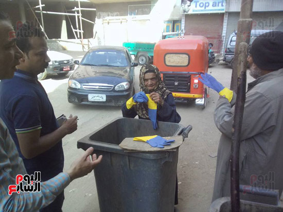 اتحاد شباب الفشن يوزع قفازات على عمال النظافة