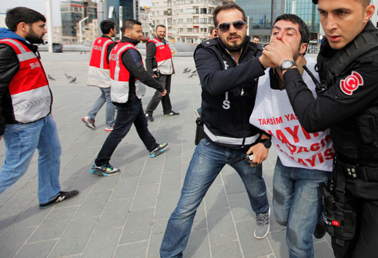 قوات الأمن التركية تلاحق المتظاهرين