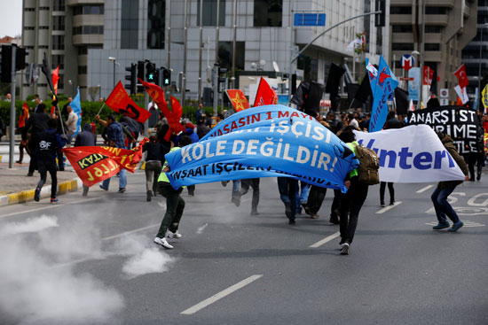 الشرطة التركية تطلق الغاز المسيل للدموع على المتظاهرين