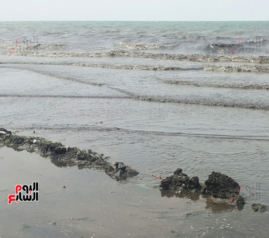 منظر عام لبقعة التلوث بمياه شاطئ بورسعيد