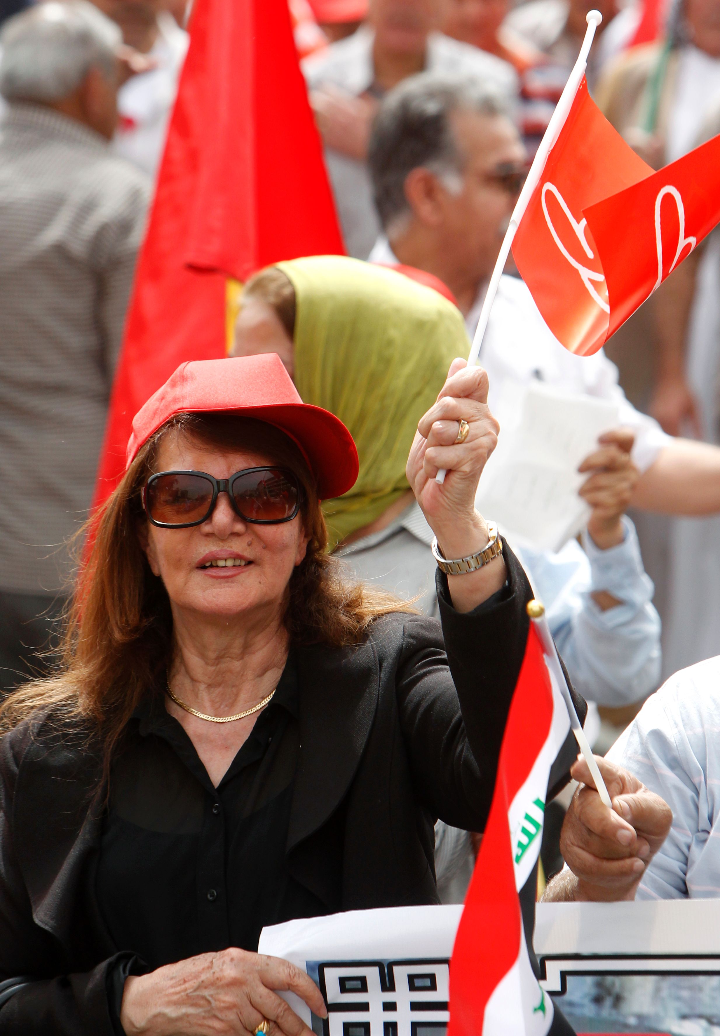 عراقيو يشاركون في مسيرة للاحتفال بيوم العمال