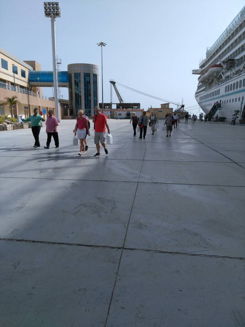 جانب من السياح بعد نزولهم من السفينة