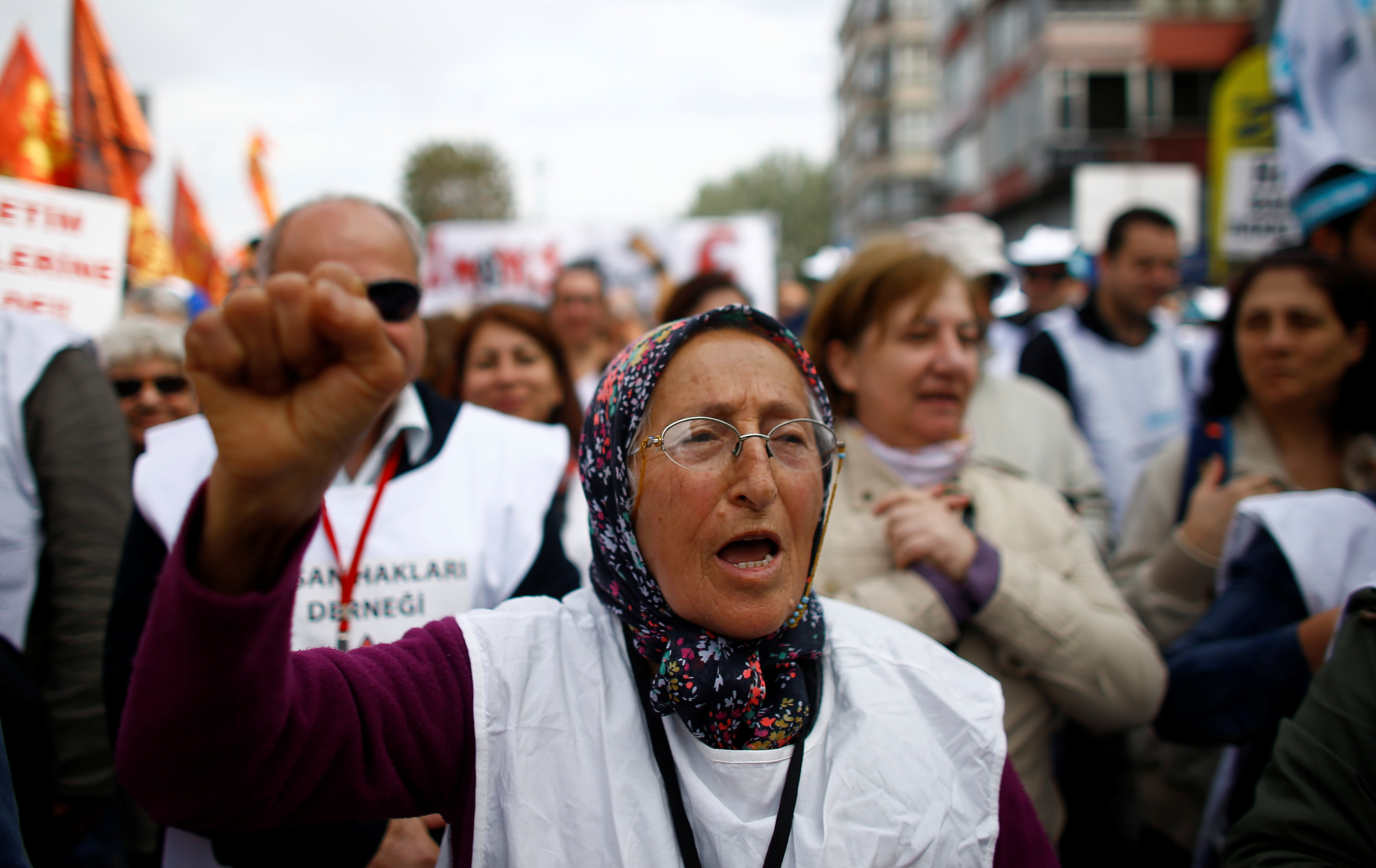 سيدة فى مسيرة احتجاجية بإسطنبول