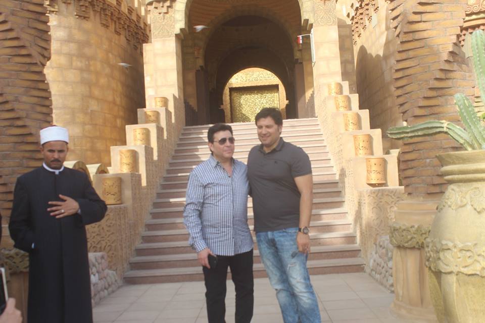  الفنان هانى شاكر ونائب رئيس مدينة شرم الشيخ اثناء تفقد مسجد الصحابة