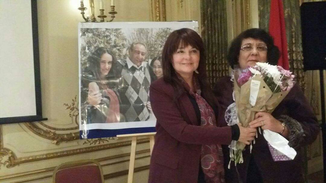 إحدى الحاضرين من العراق تقدم باقة زهور للإعلامية نهال كمال