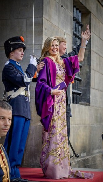 ملك هولندا و زوجته يحيان الجماهير