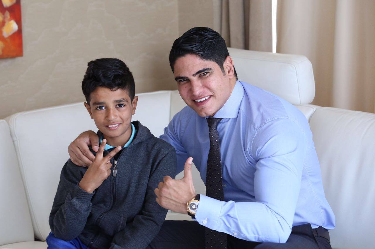 الطفل عبد الرحمن مع رجل الأعمال أحمد أبو هشيمة