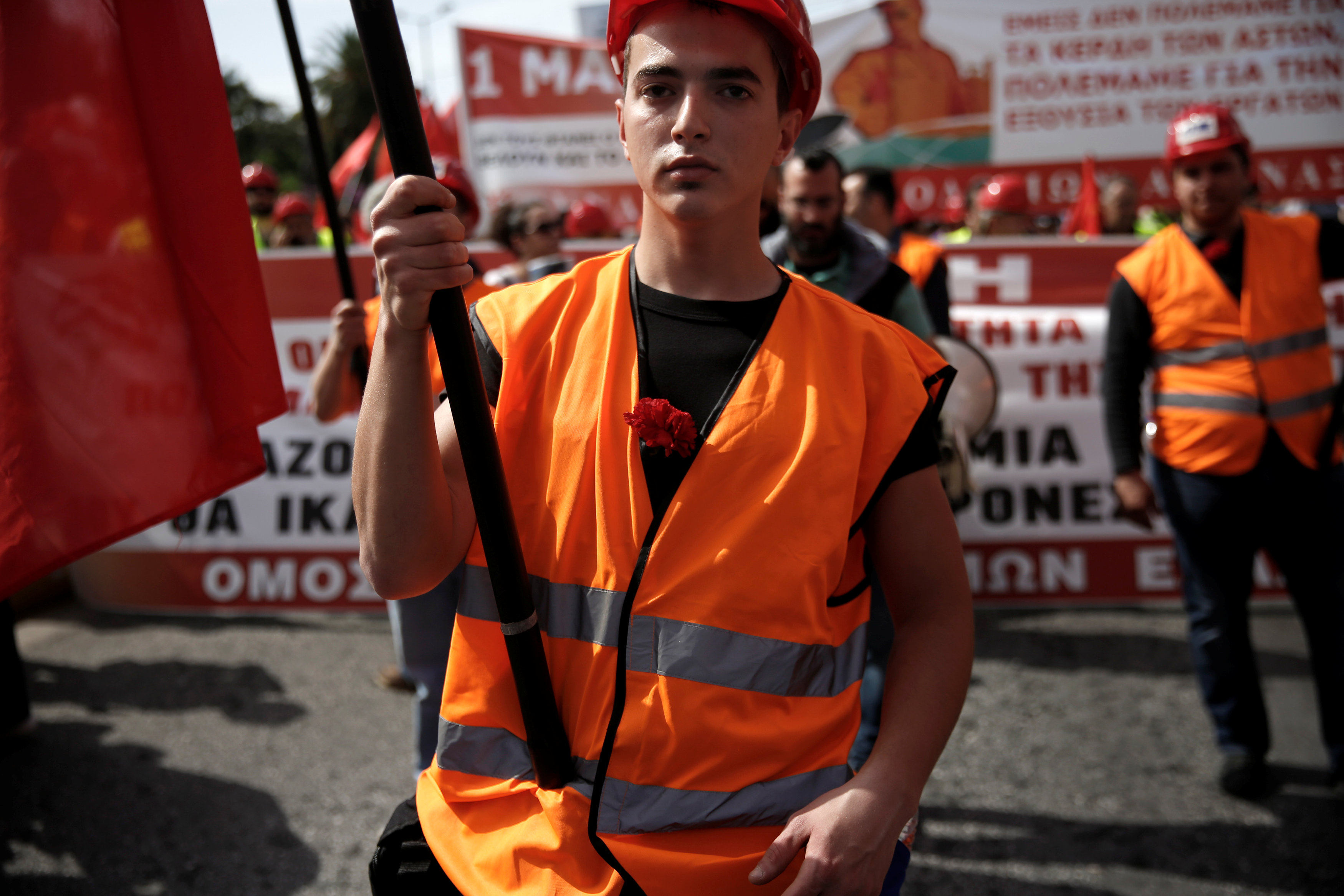 مواطن يحمل العلم خلال تجمع للاحتفال بذكرى عيد العمال فى أثينا
