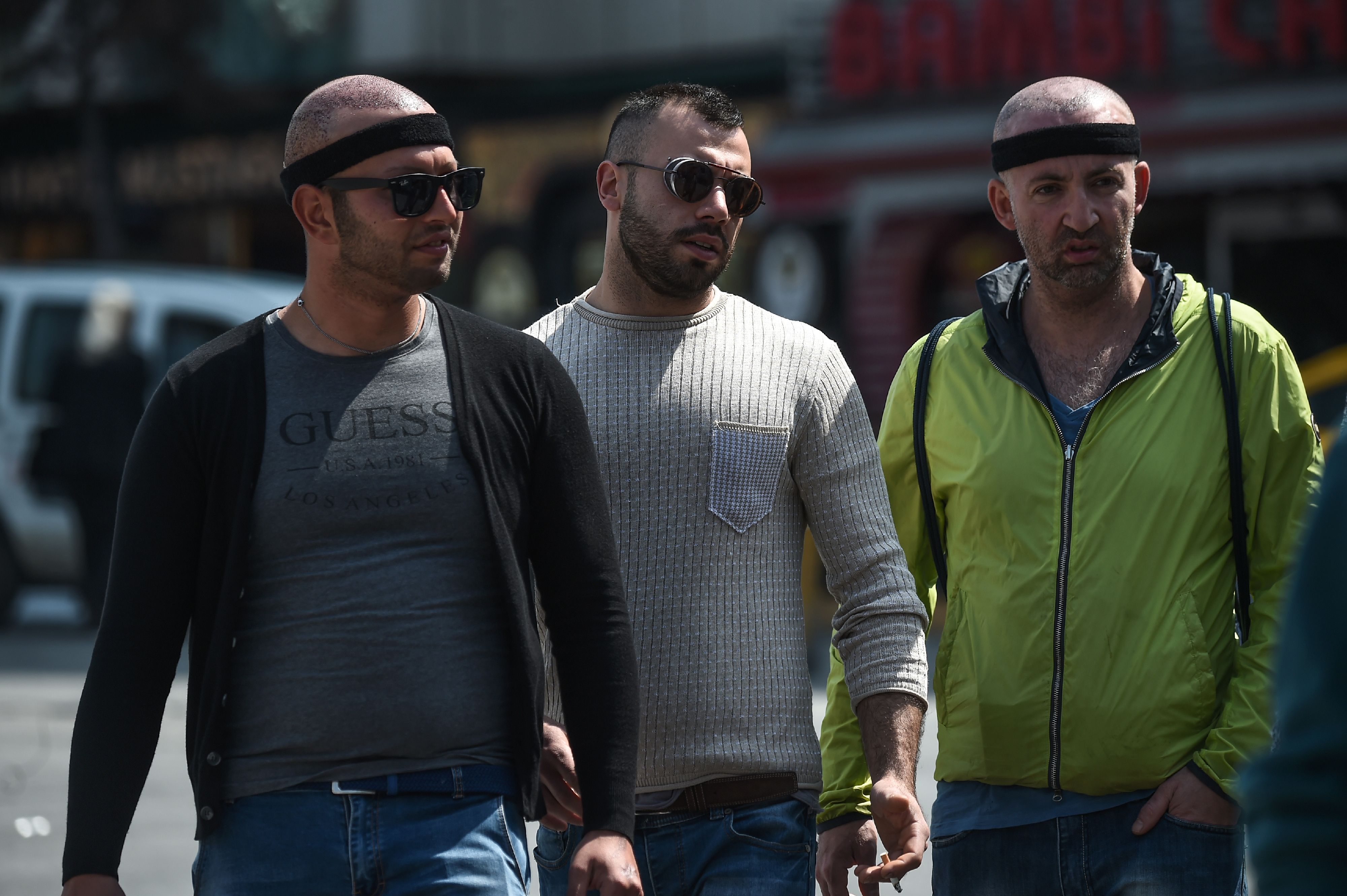 مرضى يسيرون فى ساحة التقسيم بإسطنبول