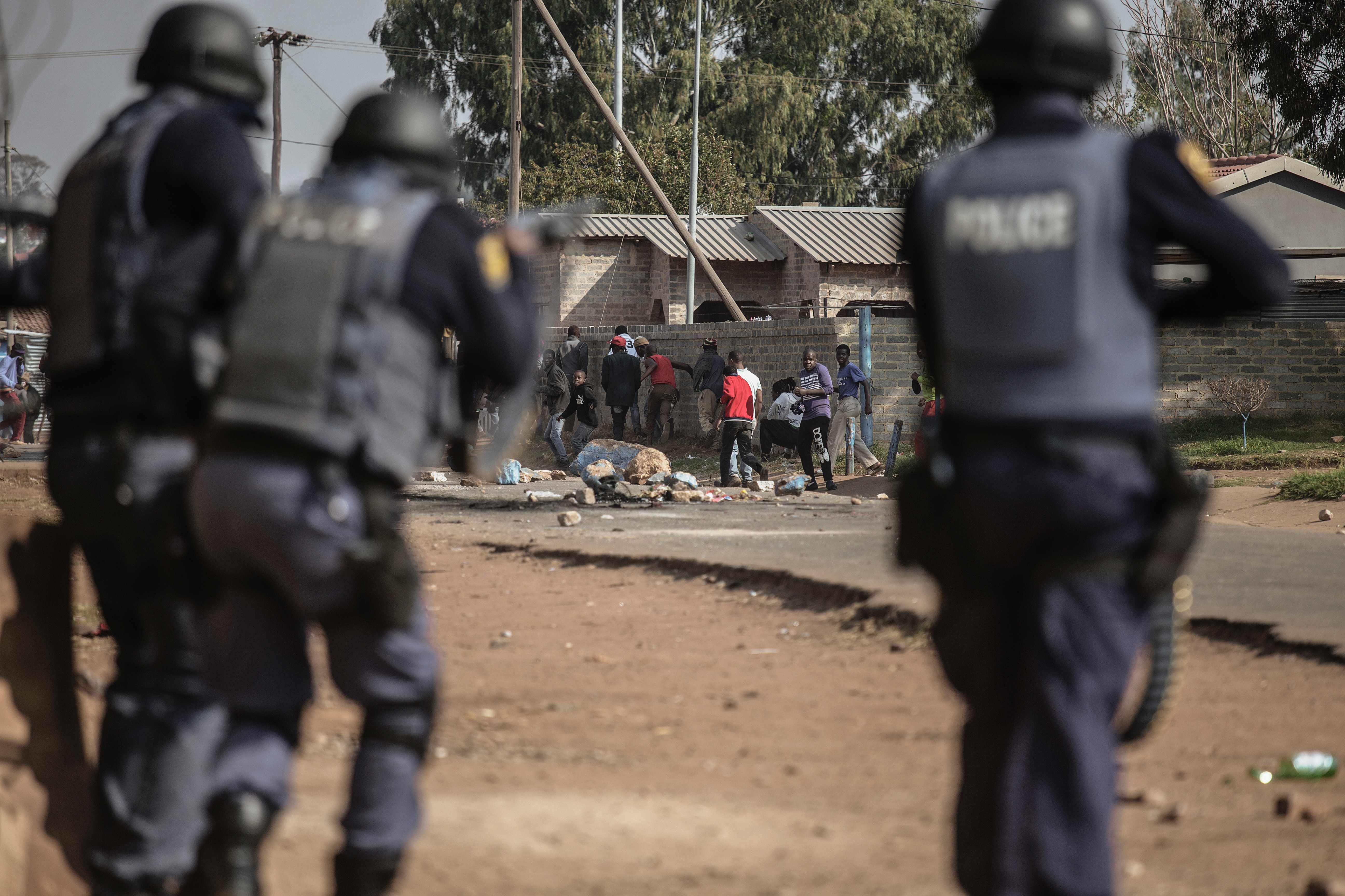 شرطة جنوب أفريقيا تواجه المتظاهرين