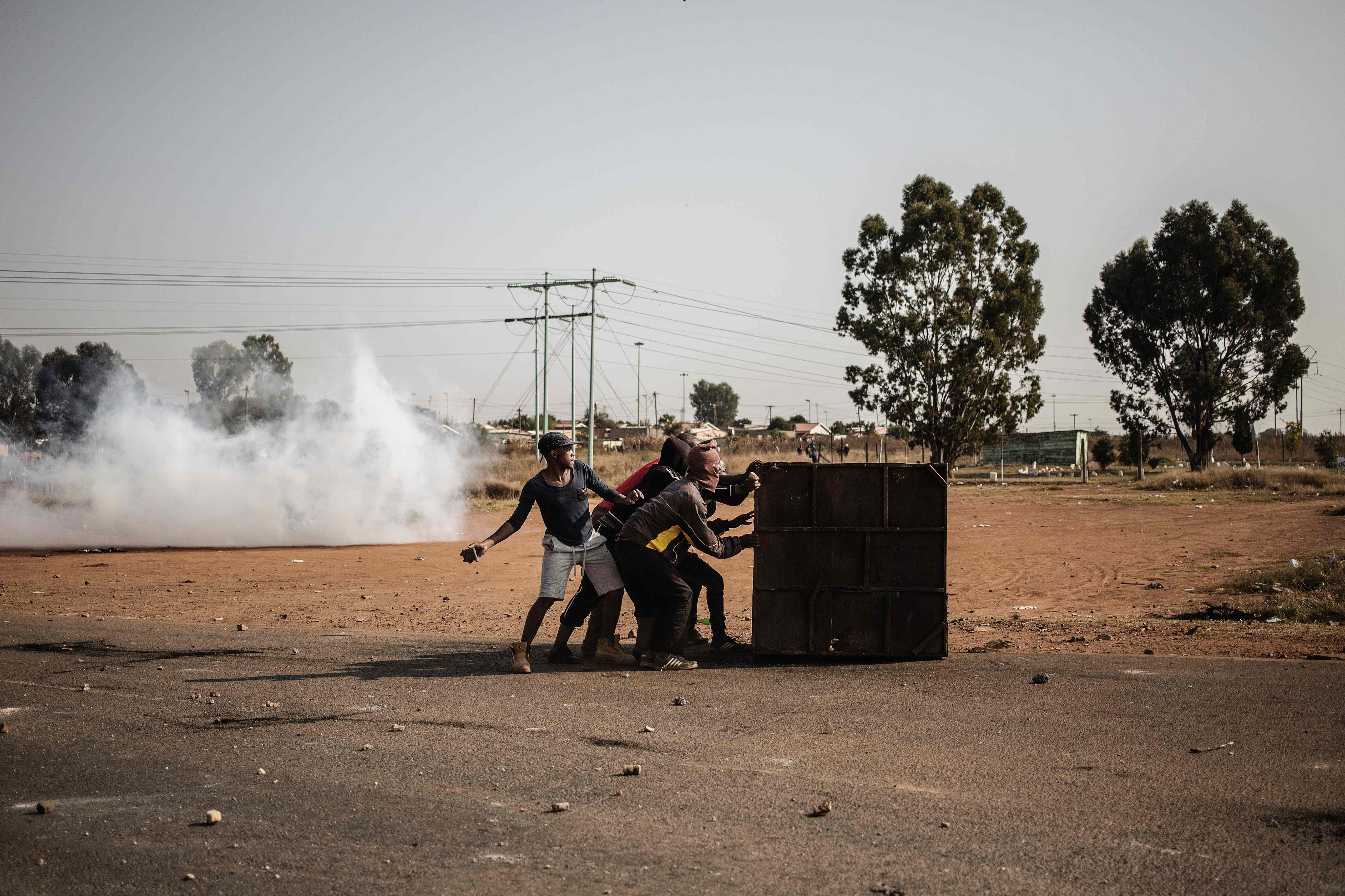 متظاهرون يواجهون رجال الشرطة فى جنوب أفريقيا