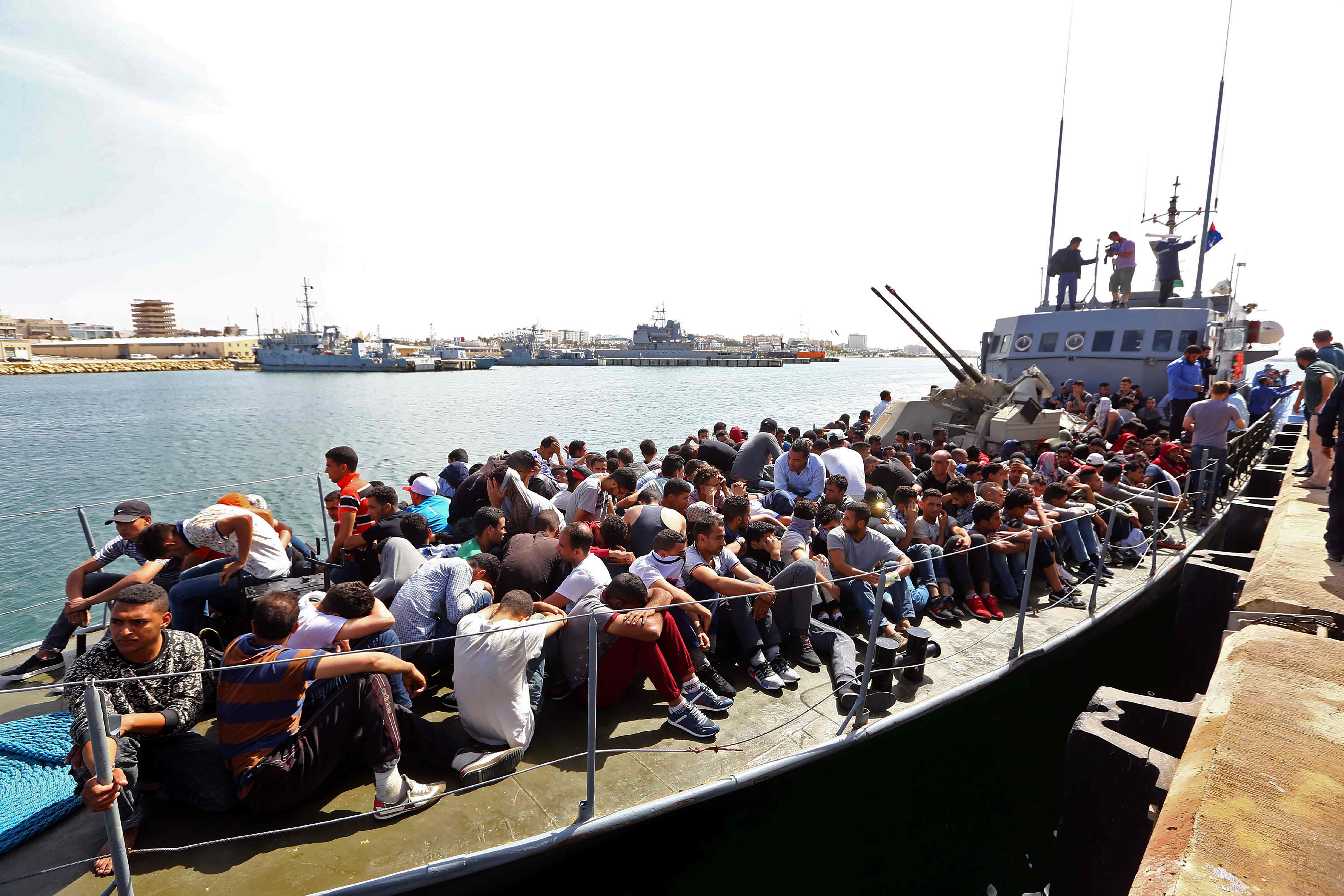 إنقاذ أكثر من 350 مهاجرا غير شرعي قبال سواحل ليبيا
