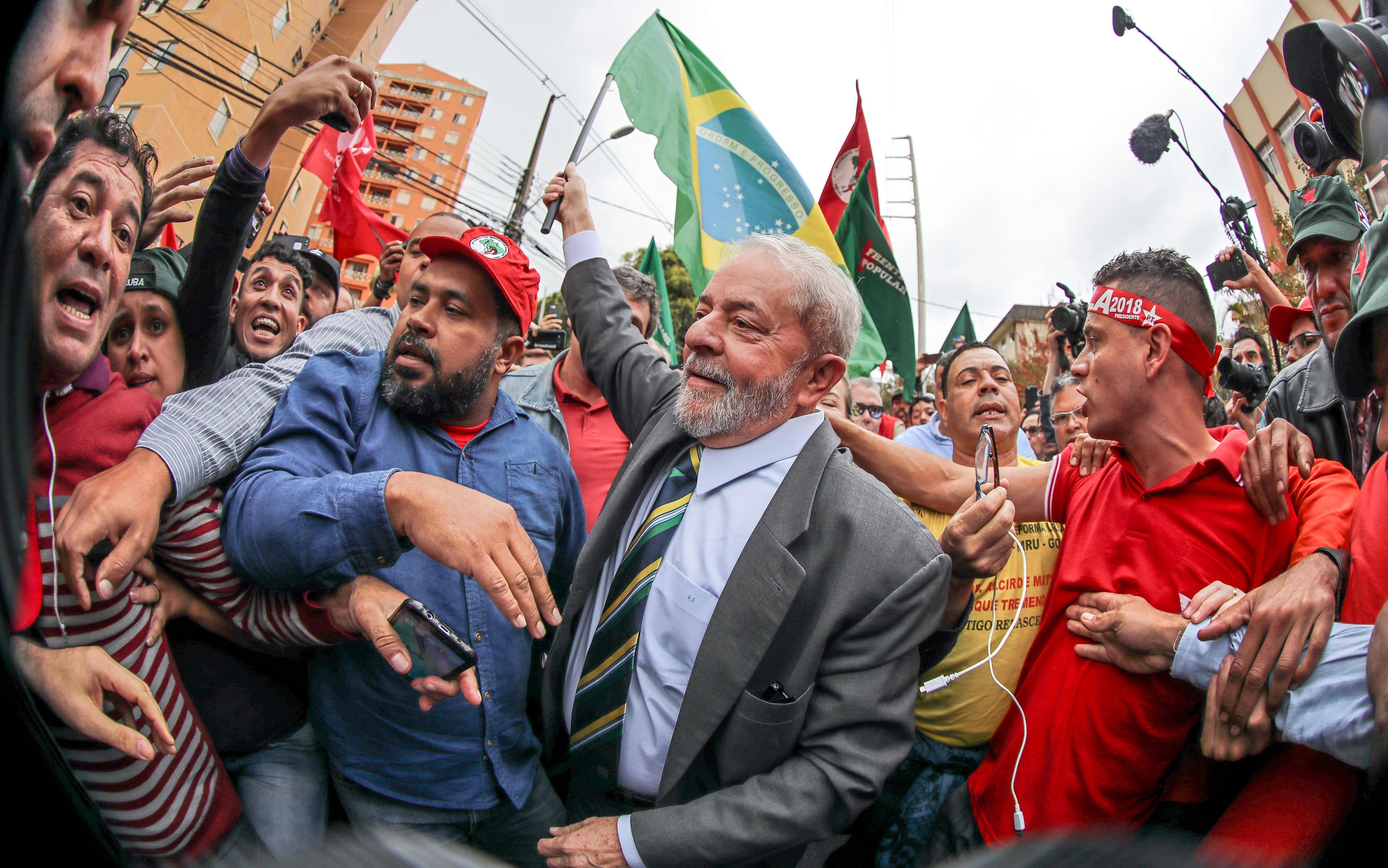 استقبال حافل لرئيس البرازيل الأسبق لولا دا سيلفا قبل التحقيق معه