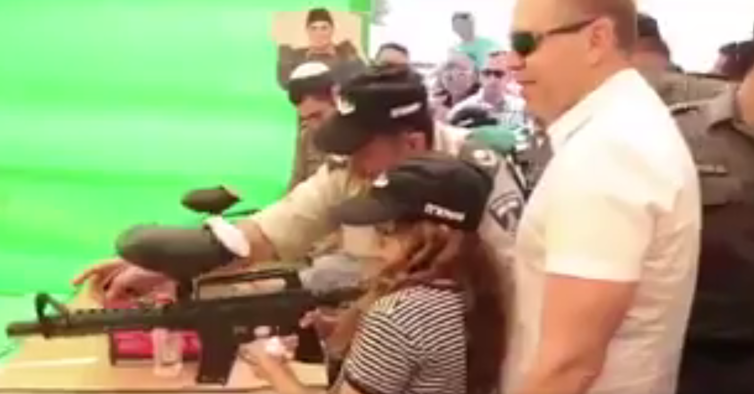 تدريب طفلة على حمل السلاح