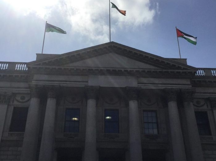 مبنى بلدية دبلن وعلم فلسطين يرفرف فوقه