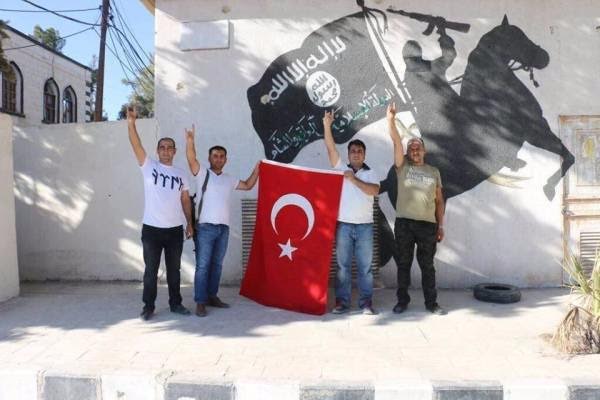 عناصر الذئاب الرمادية تسخدم شعارتها فى والخلفية علم داعش   3