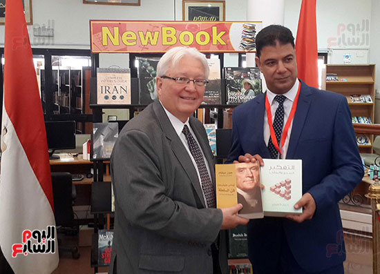  القنصل الأمريكى يقدم بعض الكتب لمدير مكتبة مصر العامة