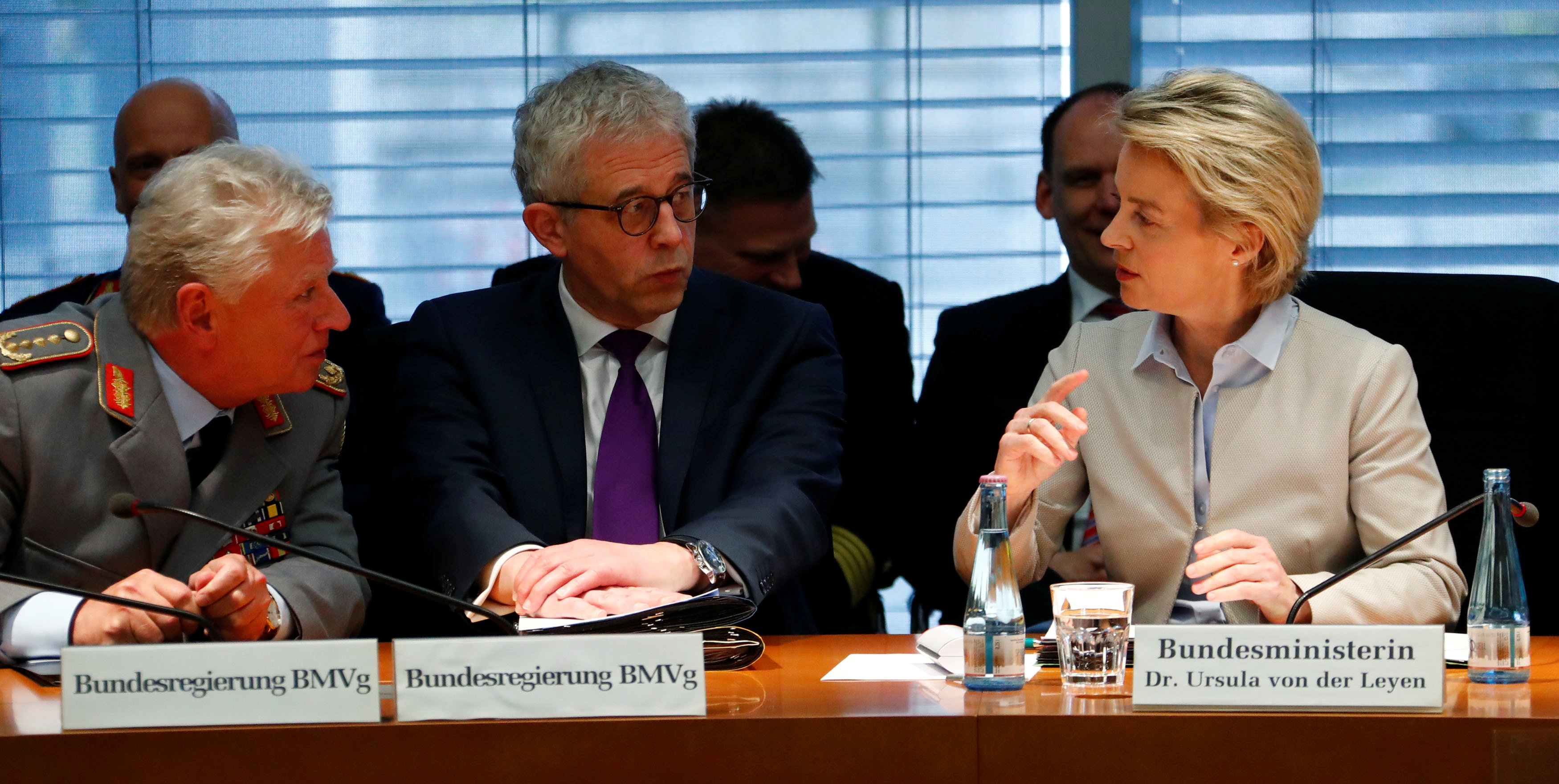 وزيرة الدفاع الألمانية أورسولا فون دير ليين تشارك فى أحد الاجتماعات