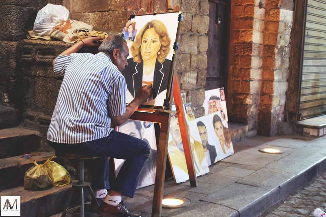 رسام بأحد الشوارع
