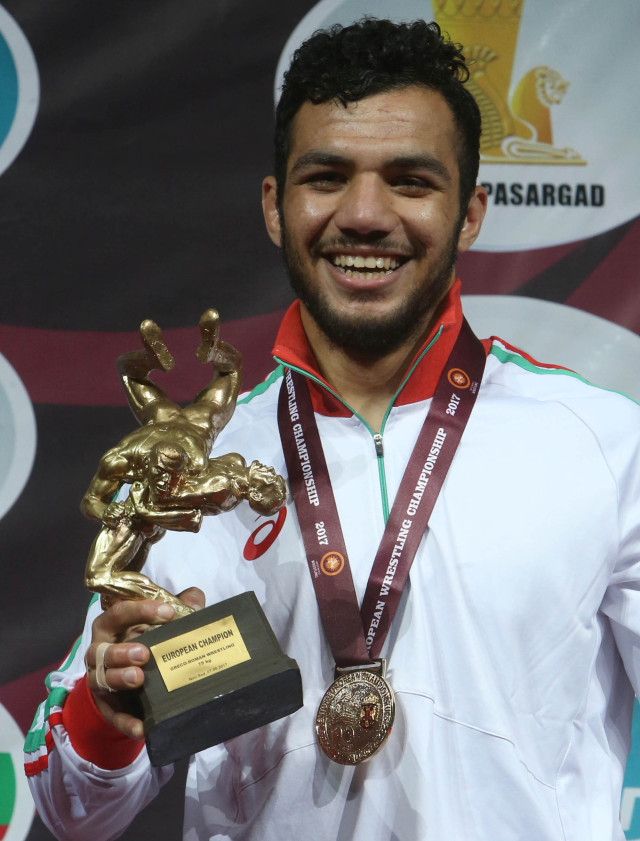 طارق عبد السلام يحمل كأس التتويج بالبطولة