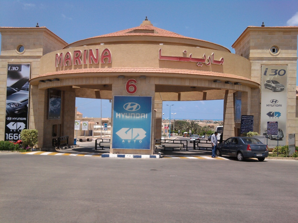 إحدى بوابات منتجع مارينا الساحل الشمالى