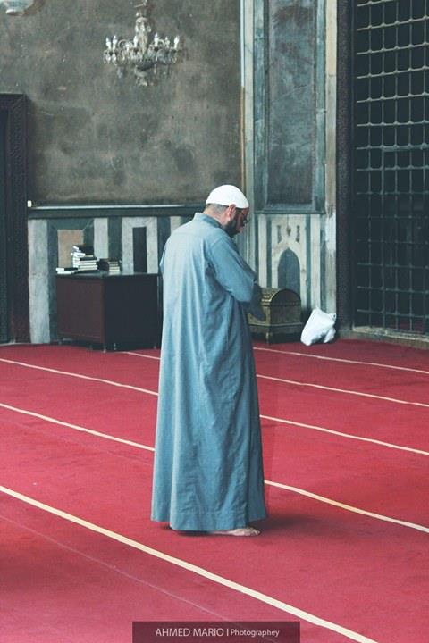 إمام مسجد السلطان حسن اثناء إقامه صلاه العصر