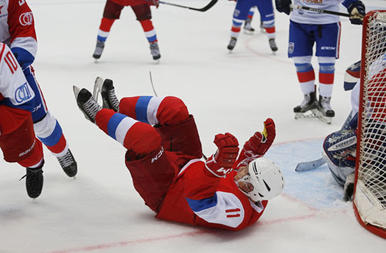 الرئيس الروسى فلاديمير بوتين يقع على الأرض خلال مباراة هوكى الجليد