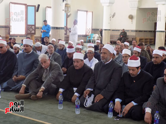 محافظ جنوب سيناء يصافح الائمة بالمسجد
