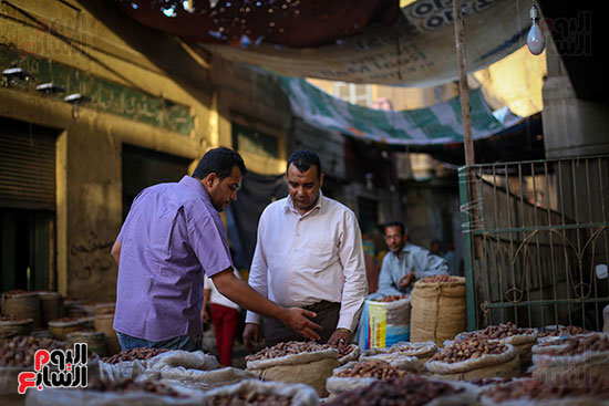 أحد المواطنين يشترى بلح رمضان