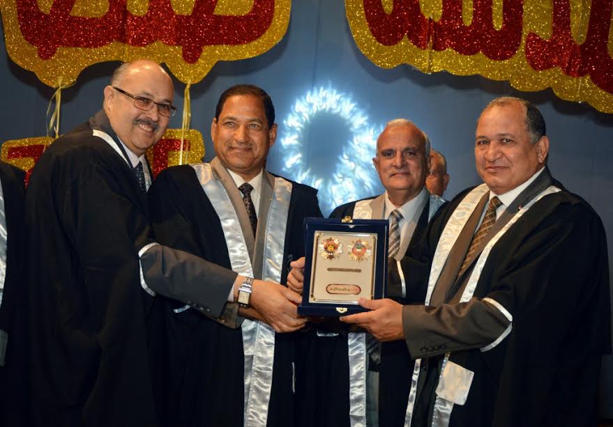 تكريم الدكتور عبد الحكيم عبد الخالق رئيس الجامعة السابق