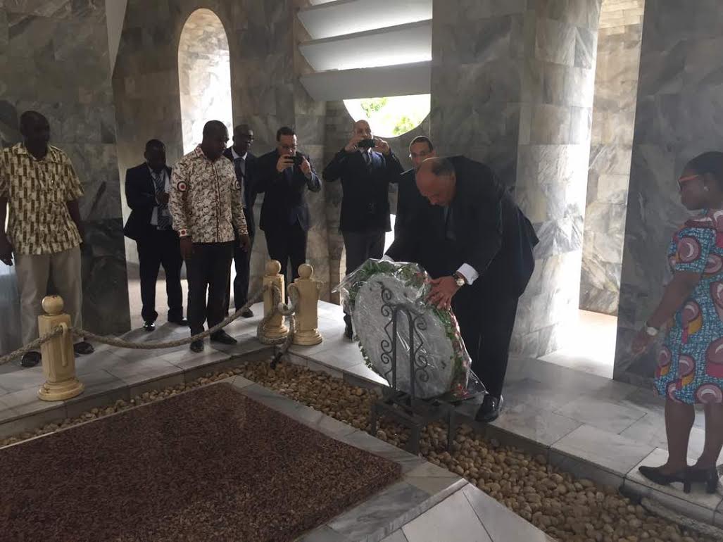 وزير الخارجية يزور قبر الزعيم الغانى الراحل "نكروما"