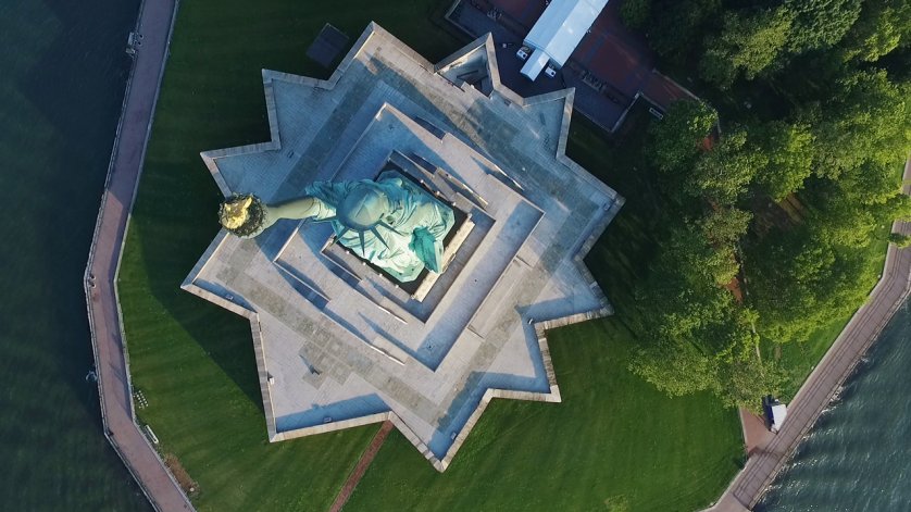 تمثال الحرية فى نيويورك من ارتفاع 265 قدم