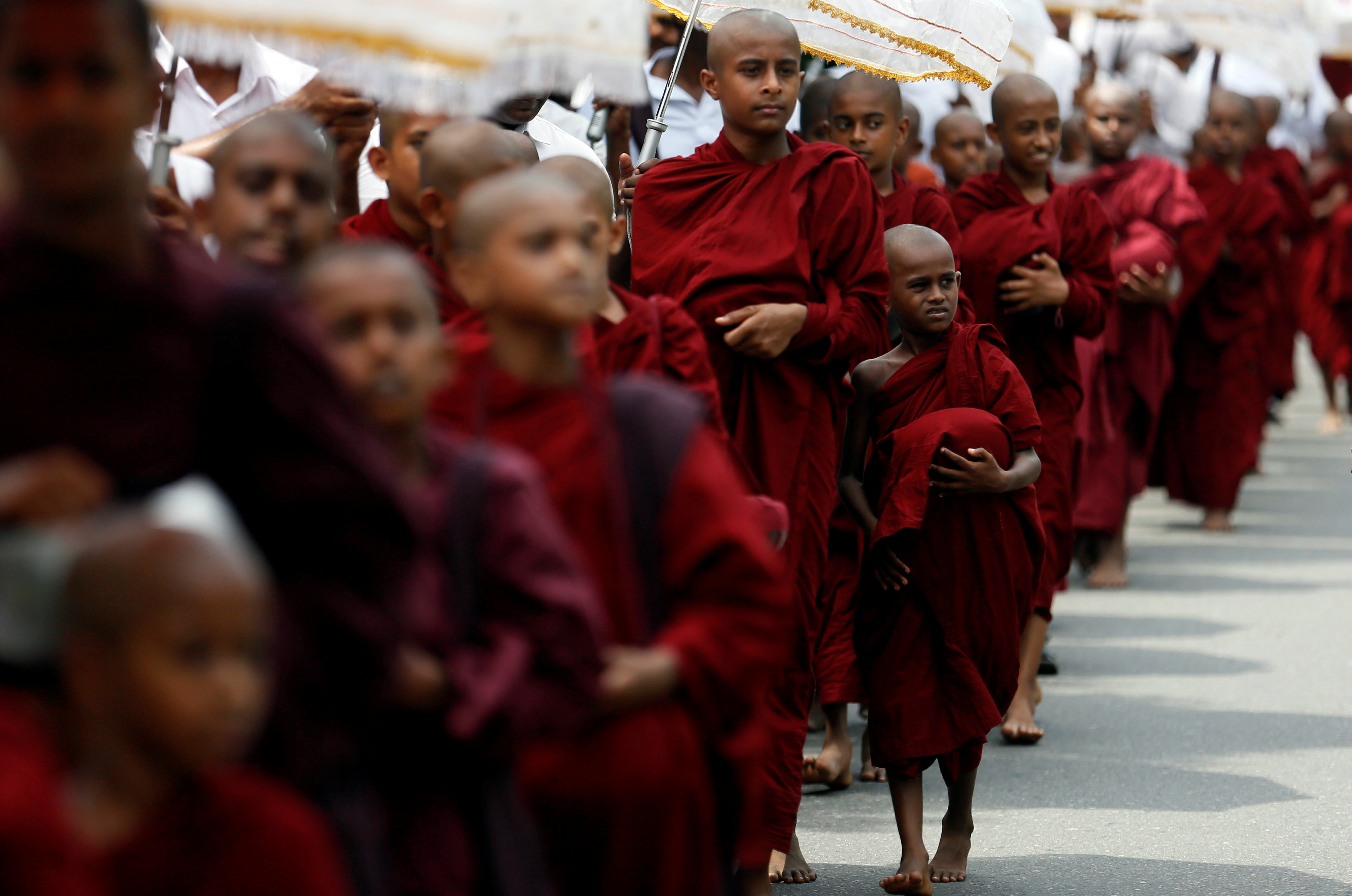 اصطفاف البوذيين للاحتفال