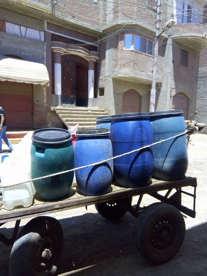 عربات تقوم بنقل المياه لأهالى القرية