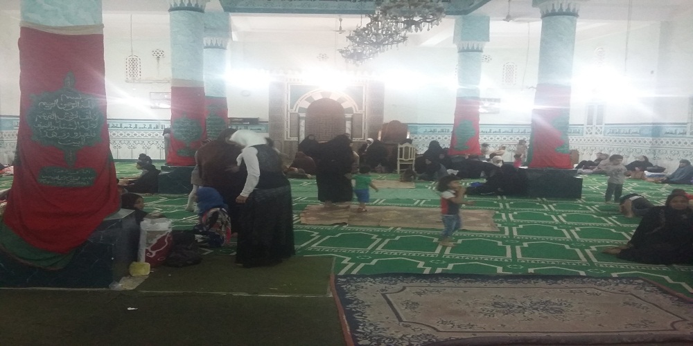 1- نساء واطفال يفترشون المسجد