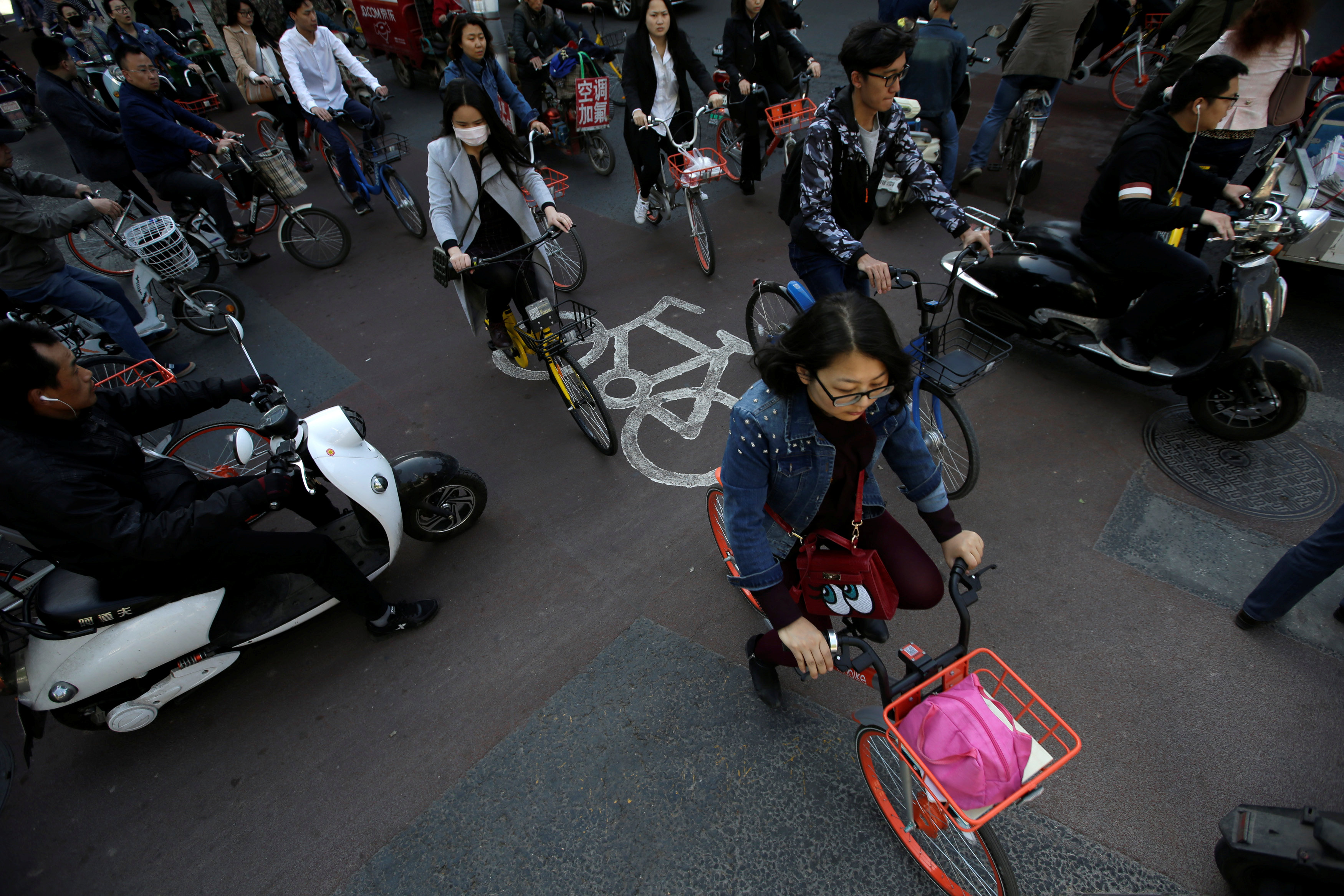 مواطنين صينين يركبون العجل لتجنب الزحام