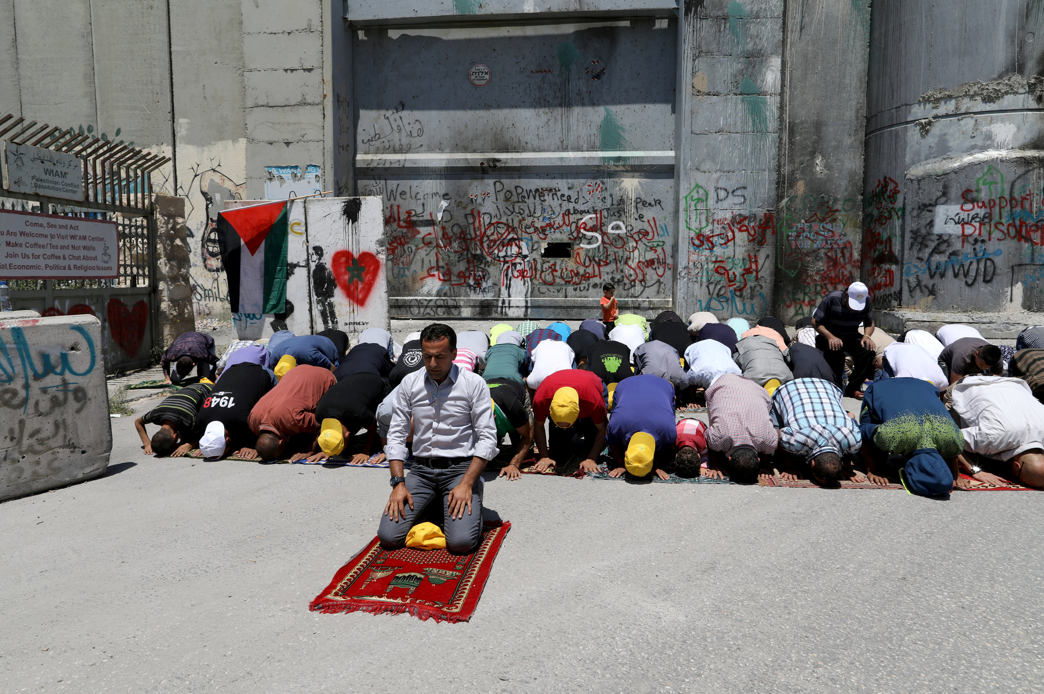 فلسطينيون يصلون أمام السجن تصامنا مع الأسرى