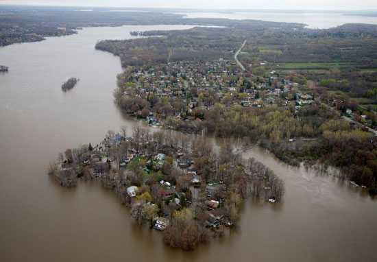 الفيضانات تحول التجمعات السكنية إلى جزر فى كندا
