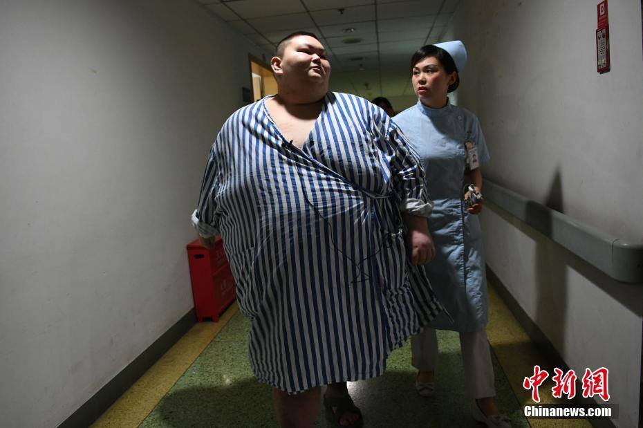 جولة اضخم شاب صينى خلال جولته فى المستشفى