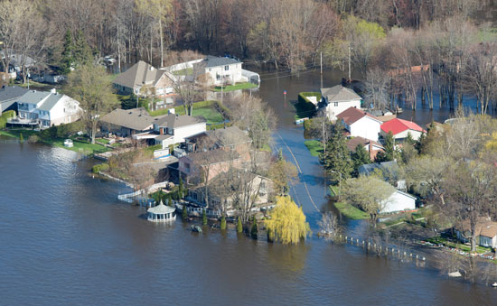 المياه تغمر مئات المنازل
