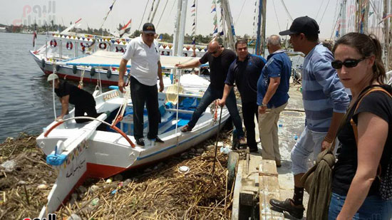 حملة لأبناء الأقصر لتنظيف نهر النيل من القمامة والمخلفات بجوار المراكب النيلية