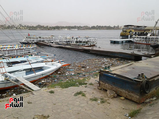 النيل يشكو القمامة والإهمال في مراسي الاقصر السياحية